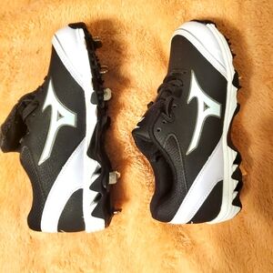 Brand new Mizuno Fastpitch Softball cleats spikes
